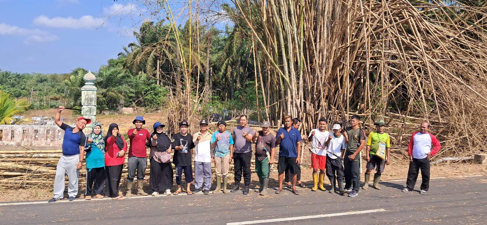 JUMAT,28 AGUSTUS 2026 CAMAT TEMPILANG PIMPIN GOTONG ROYONG BERSAMA PEMDES ,BHABINKAMTIBMAS DAN MASYARAKAT DESA SANGKU